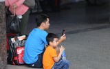 Người dân mệt mỏi đợi xe về quê trong dịp nghỉ lễ